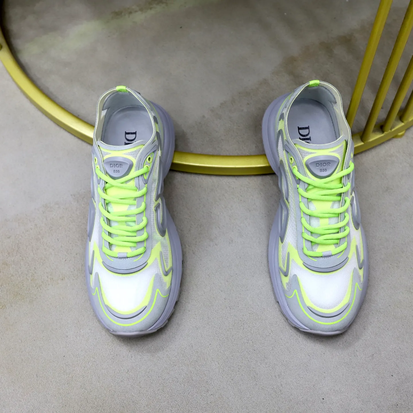 Ex-factory price: 560💰DIOR#B30 COUNTDOWN TECH shoes 1. Inspired by lighter running shoes this season 2. Made of multi-layer transparent nylon upper, futuristic 3. CD30 rubber logo on the tongue/heel to highlight the brand style 4. Equipped with ultra-light foam midsole for the ultimate comfortable wearing experience 5. The entire series uses WELDED (seamless bonding) technology to ensure durability and lightness 6. Full size dopamine color matching, 39-45 (38, 46 customized)